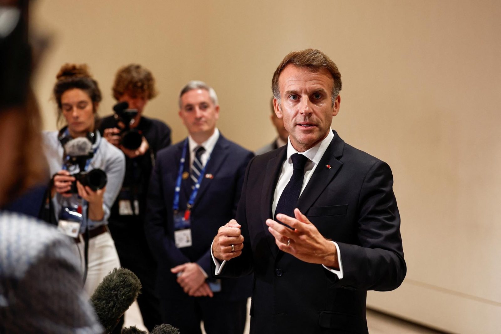 Macron lanza ‘indirecta’ a Trump por manipular protestas en Francia: ‘Hay comentarios inaceptables’