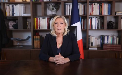 Macron perdió "autoridad", acusa Marine Le Pen; "Francia vive una crisis de confianza", señala la líder de ultraderecha