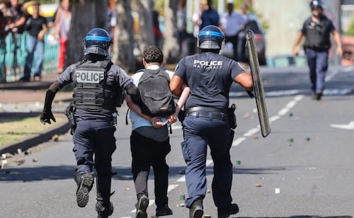 Macron pide a estudiantes "protestar en calma respetando a las personas y bienes"; van 5 mil menores detenidos