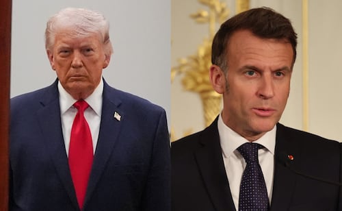 Macron rechaza comentarios "estúpidos" de Trump y otros que atribuyen disturbios a migrantes; ve manipulación de la información