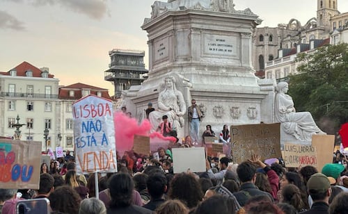 Manifestantes de Lisboa votan por retomar la acampada por la vivienda; Gobierno defiende actuación policial