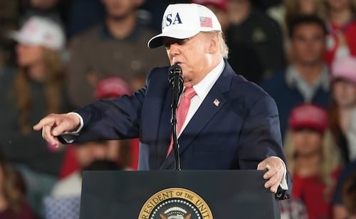 Manifestantes interrumpen mitin de Trump en Carolina del Norte; mandatario responde y son expulsados
