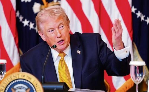 Mayoría en EU culpa a Trump por altos precios, según sondeo previo a elecciones; solo 26% aprueba su gestión de la economía