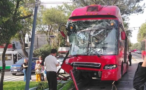 Metrobús de la L2 choca contra un semáforo en Iztacalco; reportan al menos seis heridos