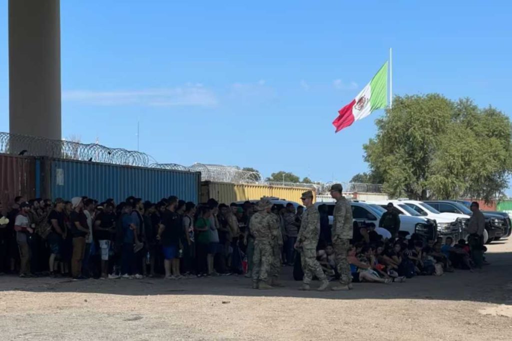 Migrantes buscan cómo regresar a México y algunos recurren a coyotes