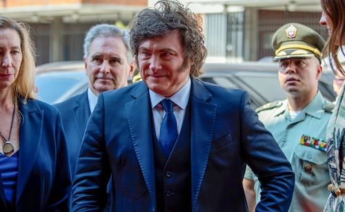 Milei cuestiona a quienes advierten sobre crisis económica en Argentina; atribuye las críticas a sector kirchnerismo