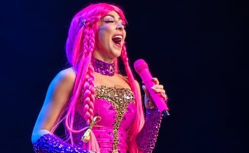 Miles de Luli Pampín hechizan la  Arena CDMX… y hasta a sus papás