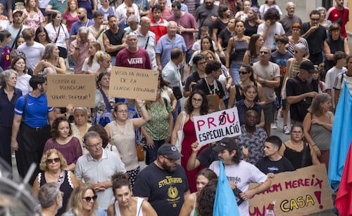 Miles de personas marchan por vivienda en España; partidos se preparan por si hay adelanto electoral