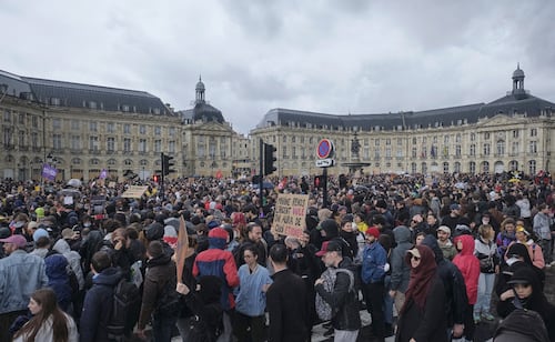 Miles protestan en Francia, Italia, España y Portugal; jóvenes, punta de lanza de las protestas contra altos costos en Europa