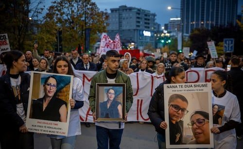 Miles protestan en Kosovo contra la violencia doméstica; van 8 mujeres muertas este año