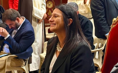Ministra colombiana admite no tener grado de maestría que figuraba en su perfil; califica polémica de "show mediático"