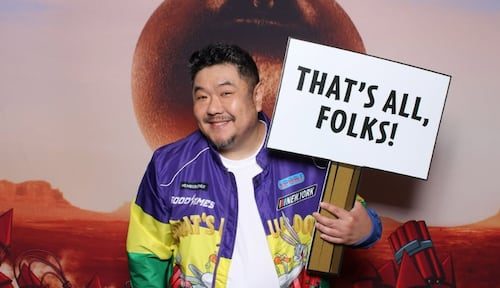 Muere Eric Bauza, actor de doblaje, a los 46 años; dio voz a Bugs Bunny en "Coyote vs Acme"
