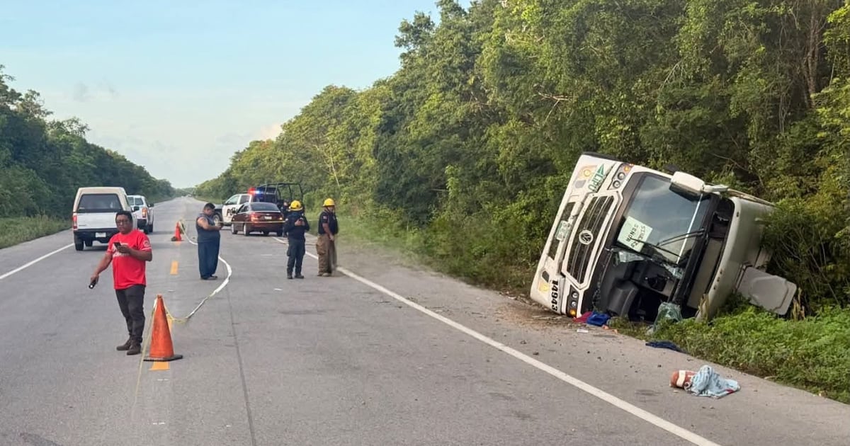 Mueren tres personas por volcadura de autobús en Tulum; conductor escapa del lugar