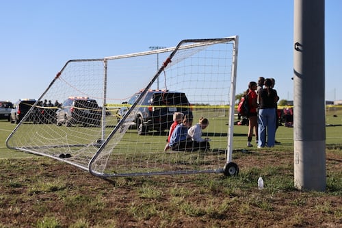 Mujer atropella y mata a un niño y un adulto en campos de futbol en Kansas; hay 11 heridos