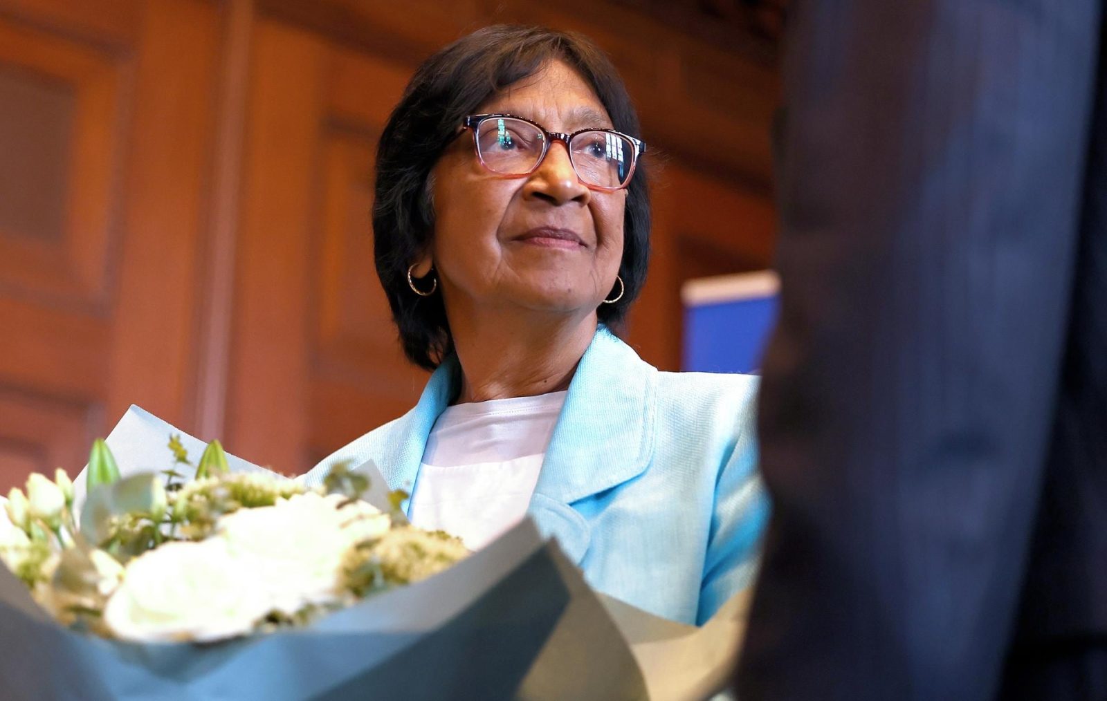 Navi Pillay bromea con hacer un ‘Corina Machado’: ‘Si me aplauden más, le regalo el Nobel a Trump’