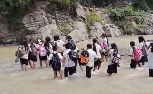 Niños de la sierra de Guerrero arriesgan su vida cruzando un río para llegar a la escuela; llevan 13 años esperando un puente