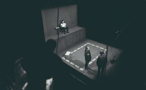 "No fue penal", de Juan Villoro: la enemistad en el futbol entra al teatro