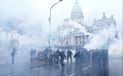 Nuevas protestas en Argentina dejan varios periodistas heridos; hay lesionados por balas de goma y gases lacrimógenos, reportan