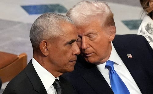Obama dice que Trump tiene la Casa Blanca “como si Hussein hubiera abierto un Cheesecake Factory”; hace campaña por demócratas