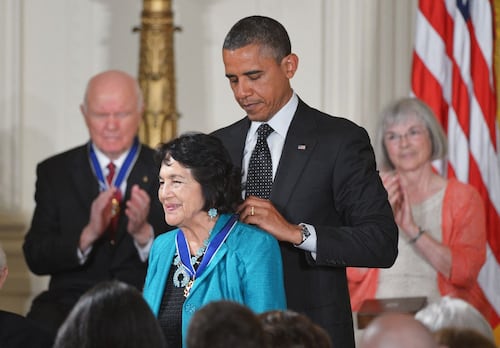 Obama, líderes demócratas y organizaciones latinas lamentan la muerte de Dolores Huerta; "fue una heroína"