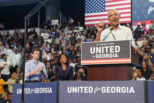Obama se burla de Trump por "movilizar al gobierno" para responder a una broma; "se molestó por The Cheesecake Factory"