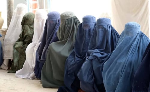 ONU denuncia arresto masivo de mujeres en Afganistán; fue por incumplir el código de vestimenta