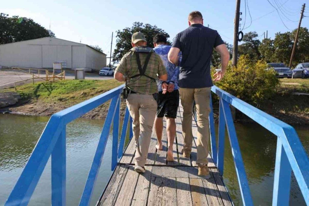 Operativo de ICE deja 121 personas arrestadas en Texas