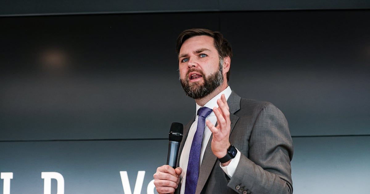 Otra vez interrumpen mitin de JD Vance: Vicepresidente califica a activista como un ‘migrante ilegal’