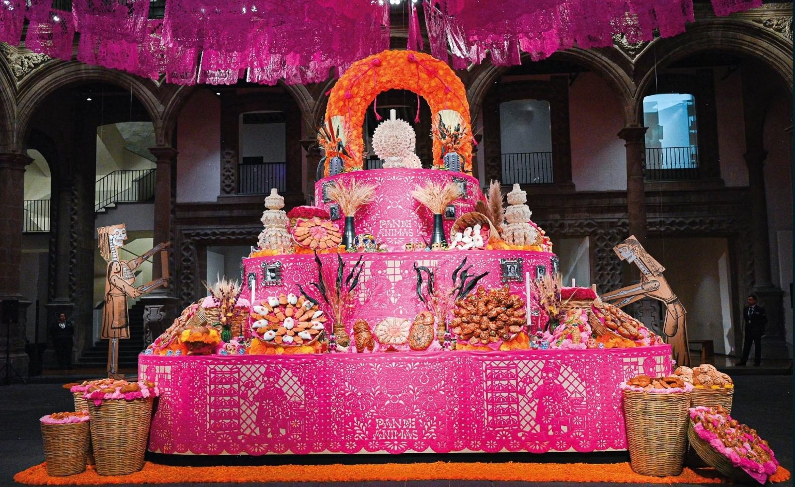 Pan de ánimas: el altar monumental del Palacio de Iturbide que homenajea a los panaderos