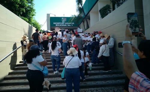 Personal del IMSS en Culiacán marcha por mejores prestaciones y abasto de medicamentos; denuncian sobrecarga laboral