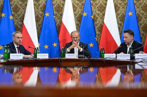 Policía de Polonia investiga posible plan para atacar al primer ministro Donald Tusk; elevan alerta de seguridad nacional