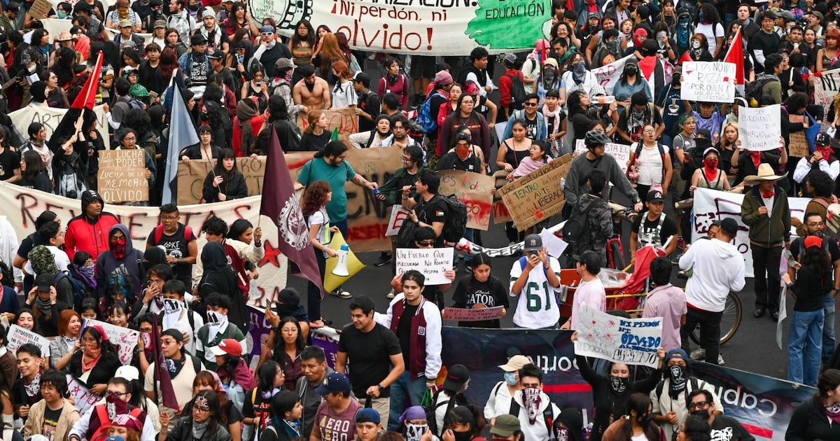 Policías agreden a periodistas en Tlatelolco durante marcha del 2 de octubre (VIDEOS)