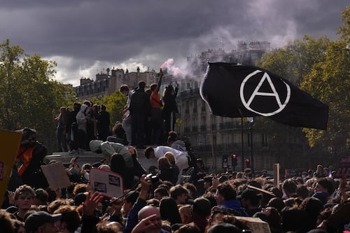 Policías lanzan gases lacrimógenos contra estudiantes atrincherados en Francia; jóvenes toman la Bastilla y las protestas siguen