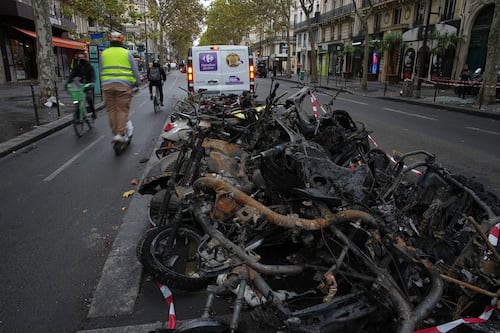 Por segunda noche consecutiva, decretan toque de queda en algunos barrios de París; medida permite tranquilidad, dicen autoridades