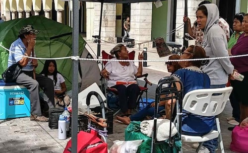 Por temas de salud, doña Josefina retira plantón frente al Palacio de Gobierno en Mérida; prevé regresar en un plazo de 10 días