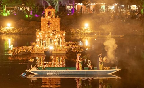 Procesión nocturna de canoas en Pátzcuaro; Día de Muertos en los Manantiales de Urandén