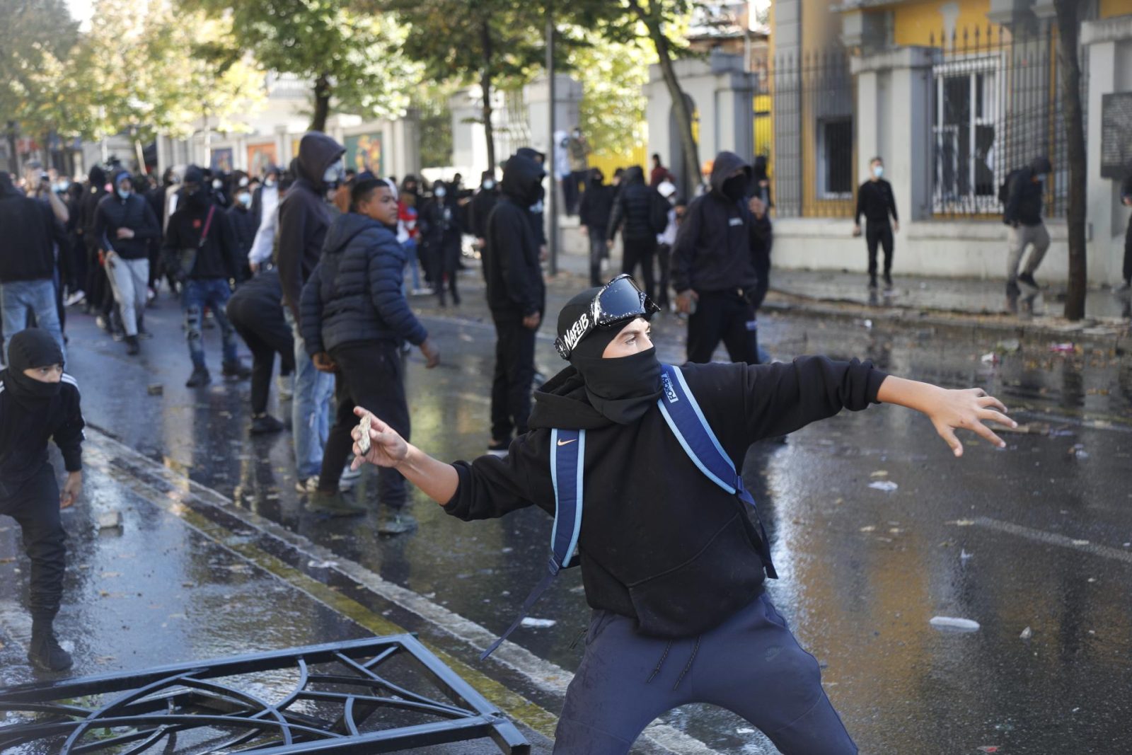 Protestas en Albania: Jóvenes incendian Tribunal de Apelación por proyecto turístico en zona ecológica