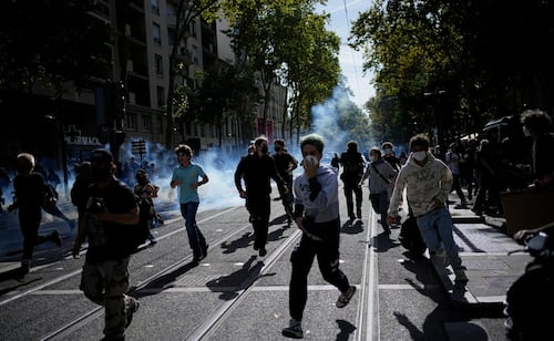 Protestas estudiantiles se propagan en Francia en demanda de mejores condiciones en educación; cierran cientos de escuelas