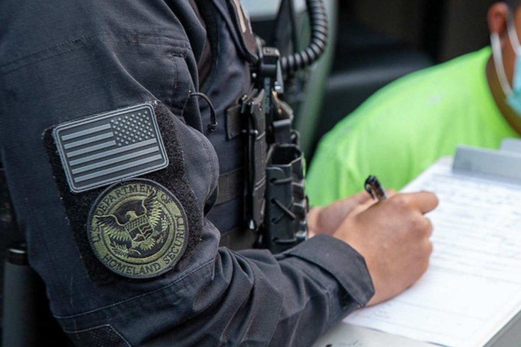 ¿Puedo demandar a ICE por un arresto en mi lugar de trabajo?