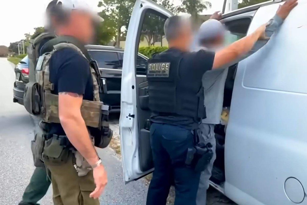 ¿Qué hago si ICE me detiene mientras conduzco? Guía para migrantes 2027