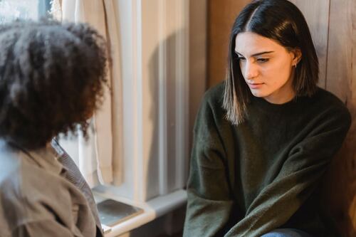 ¿Qué significa cuando alguien evita mirarte a los ojos en una conversación?; esto dicen los expertos
