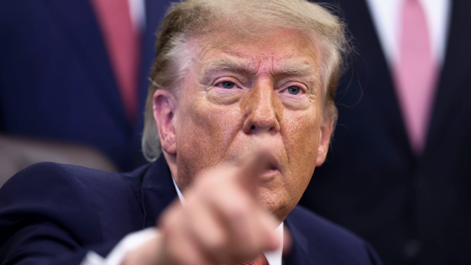 ¿Quieres ganar 30 mil dólares? Trump anuncia incentivo para denunciar fraudes al gobierno de EU