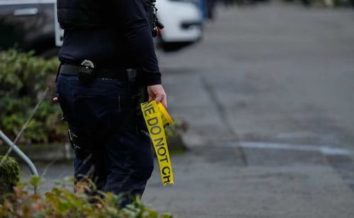 Reportan 5 muertos, incluidos tres niños, en tiroteo en escuela de Oregon; el autor del ataque está muerto