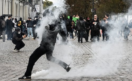 Reportan más de 800 detenidos por disturbios en Francia; policía parisina anuncia "cifra récord"