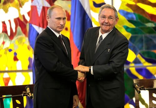 Rusia apoya a Raúl Castro tras orden de arresto en EU; escalada contra Cuba podría desestabilizar Latinoamérica, alerta