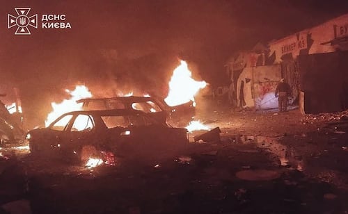 Rusia golpea infraestructuras energéticas, militares y viviendas de Ucrania; ataque deja al menos 24 muertos, incluidos varios niños
