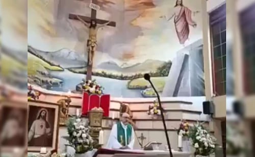 Sacerdote muere durante misa en Ecuador; una cruz de madera le cae encima