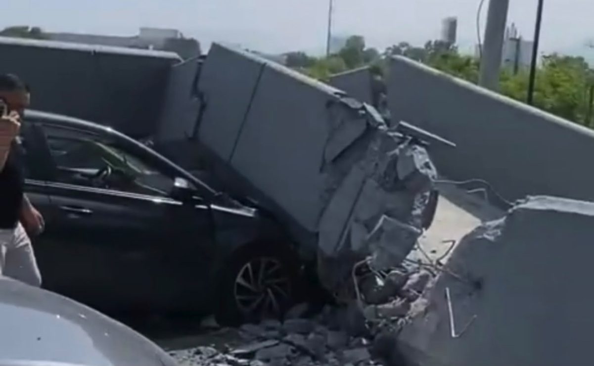 Se desploma puente peatonal en Monterrey y cae sobre automóvil; no se reportan lesionados