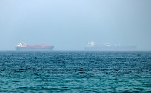 Se incendia superpetrolero tras chocar con mina marina en Ormuz; "es el destino de cualquier petrolero infractor", afirma Irán