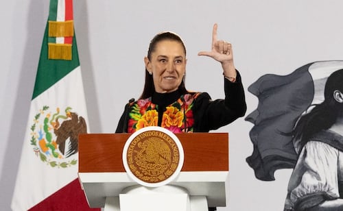 Sheinbaum abre la mañanera con la "L" de Lula; felicita al presidente de Brasil por ganar nuevamente las elecciones